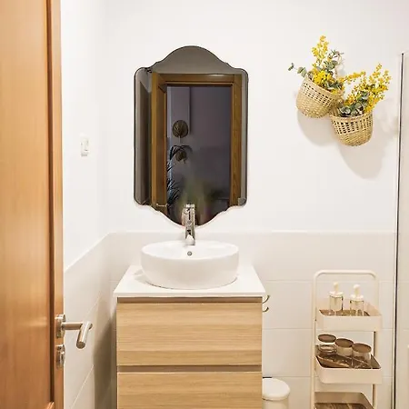 La Petite-home Near Airport-wifi-garage-elevator-homely Apartment