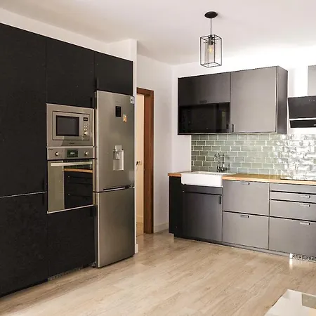 La Petite-home Near Airport-wifi-garage-elevator-homely Apartment